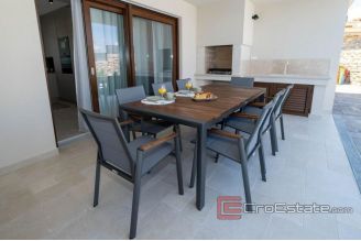 018 1021 02 house with pool for sale