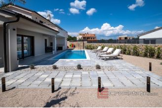 018 1021 02 house with pool for sale