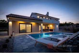 018 1021 02 house with pool for sale