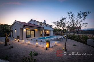 018 1021 02 house with pool for sale