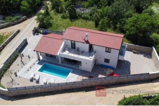 018 1021 02 house with pool for sale