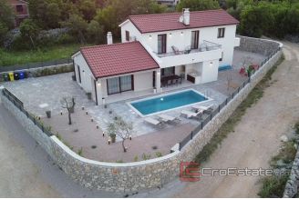 018 1021 02 house with pool for sale