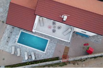 018 1021 02 house with pool for sale