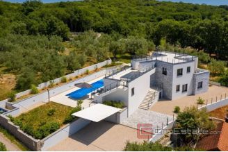 018 1023 01 house with pool and a sea view for sale