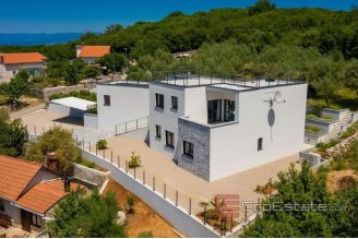 018 1023 01 house with pool and a sea view for sale