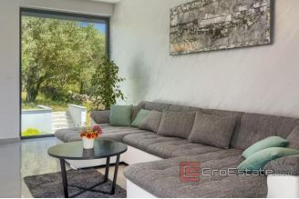 018 1023 01 house with pool and a sea view for sale