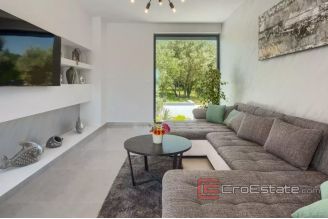 018 1023 01 house with pool and a sea view for sale