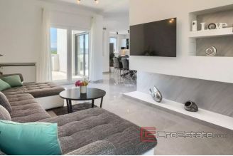 018 1023 01 house with pool and a sea view for sale