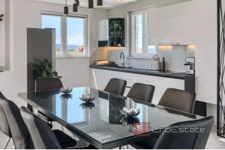 018 1023 01 house with pool and a sea view for sale