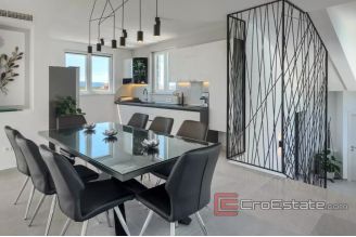 018 1023 01 house with pool and a sea view for sale