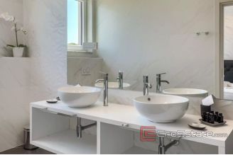 018 1023 01 house with pool and a sea view for sale