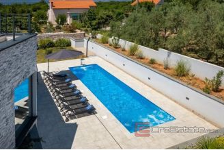 018 1023 01 house with pool and a sea view for sale