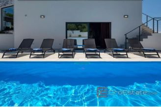 018 1023 01 house with pool and a sea view for sale