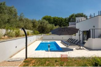 018 1023 01 house with pool and a sea view for sale