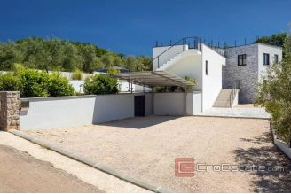 018 1023 01 house with pool and a sea view for sale