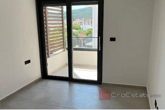 005 1012 08 Ciovo modern one room apartment with pool for sale