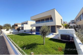 014 2022 371 zadar villa first row to the sea for sale