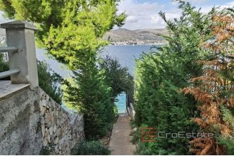 011 2031 95 Ciovo two bedroom apartment for rent