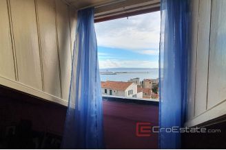 006 2030 64 Split city centre three bedroom apartment for sale