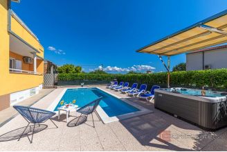 016 2036 84 Kastela villa with swimming pool for sale