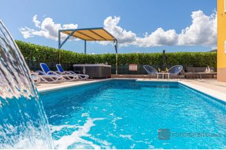 016 2036 84 Kastela villa with swimming pool for sale