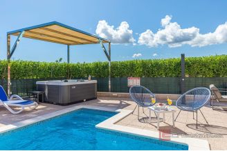 016 2036 84 Kastela villa with swimming pool for sale