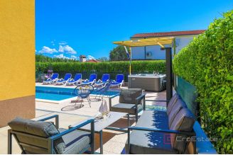 016 2036 84 Kastela villa with swimming pool for sale