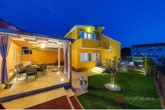 016 2036 84 Kastela villa with swimming pool for sale