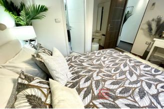 016 2038 70 Split centre luxury three bedroom apartment for sale