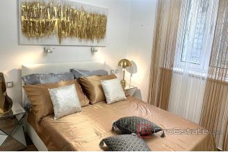 016 2038 70 Split centre luxury three bedroom apartment for sale