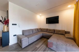 020 2031 99 Ciovo apartment with pool for sale