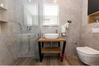 020 2031 99 Ciovo apartment with pool for sale