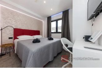 020 2031 99 Ciovo apartment with pool for sale