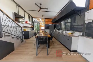 020 2031 99 Ciovo apartment with pool for sale