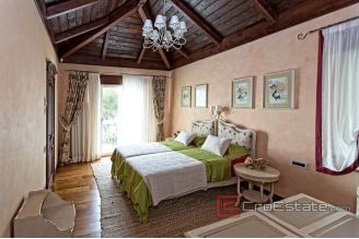 018 2026 103 Ciovo unique villa first row to the sea for sale