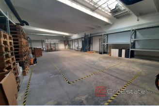 001 2016 587 Split area storage space for sale