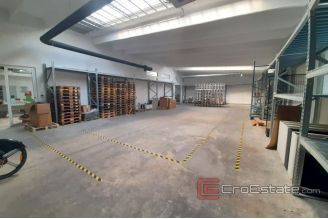 010 2016 587 Split area storage space for sale