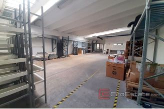 010 2016 587 Split area storage space for sale