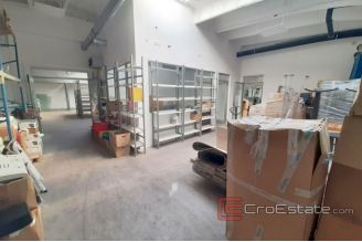 010 2016 587 Split area storage space for sale