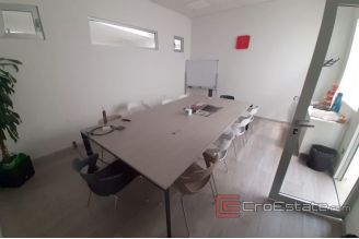 010 2016 587 Split area storage space for sale