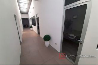 010 2016 587 Split area storage space for sale
