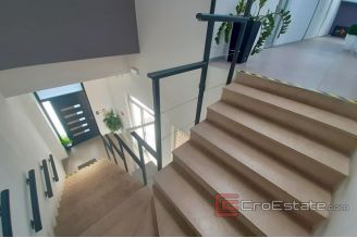 010 2016 587 Split area storage space for sale