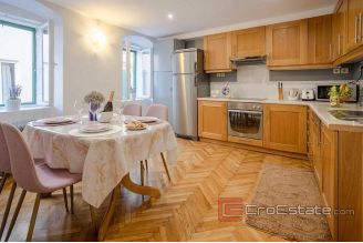 009 2043 92 Split center newly renovated apartment for rent