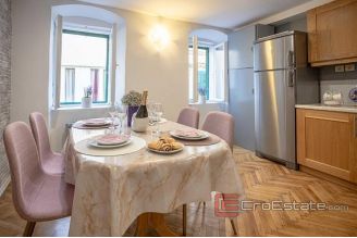 009 2043 92 Split center newly renovated apartment for rent