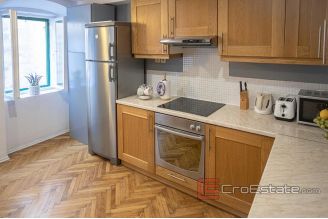 009 2043 92 Split center newly renovated apartment for rent