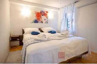 009 2043 92 Split center newly renovated apartment for rent