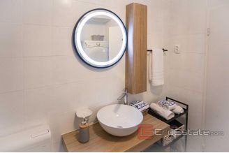 009 2043 92 Split center newly renovated apartment for rent