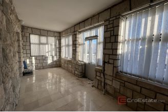 005 5292 30 Split Bacvice two story house sale