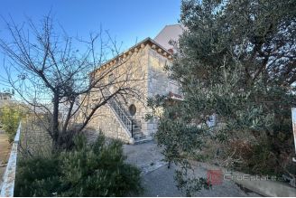 005 5292 30 Split Bacvice two story house sale