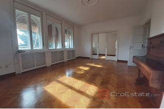 010 2016 593 Split Zvoncac four bedroom apartment with a sea view for rent